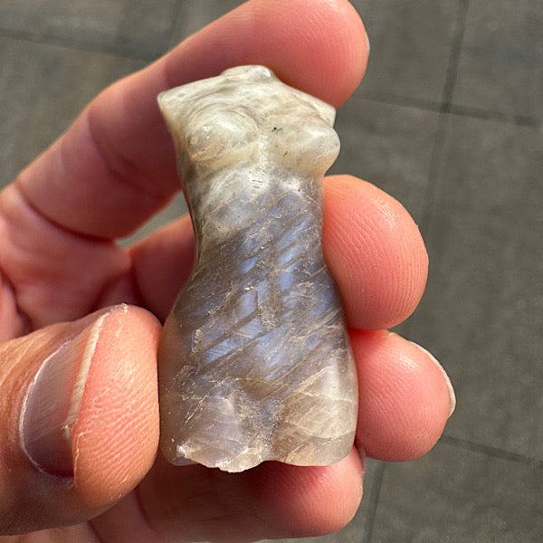 maansteen regenboog torso gepolijst vrouw klein