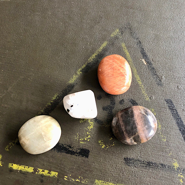 maansteen setje groen regeboog perzik oranje zwart zakstenen trommelstenen