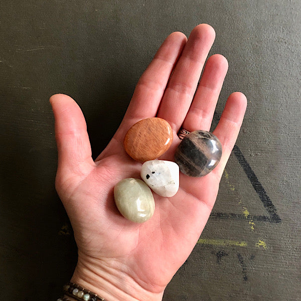 maansteen setje groen regeboog perzik oranje zwart zakstenen trommelstenen