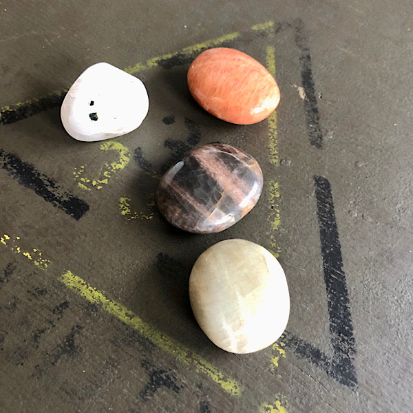 maansteen setje groen regeboog perzik oranje zwart zakstenen trommelstenen