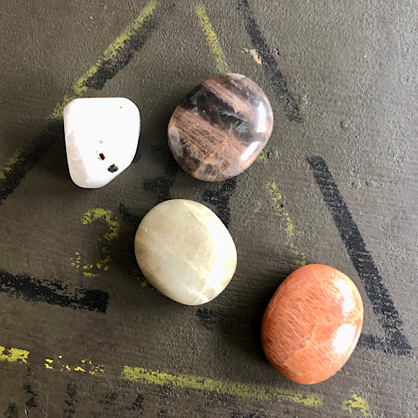 maansteen setje groen regeboog perzik oranje zwart zakstenen trommelstenen