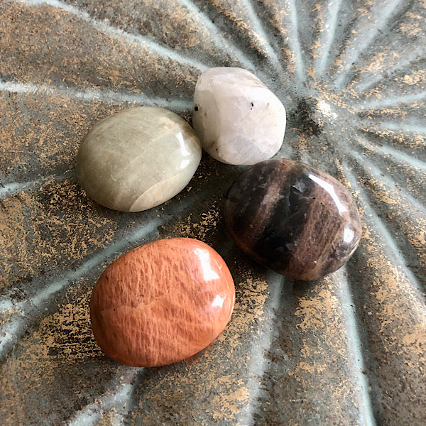 maansteen setje groen regeboog perzik oranje zwart zakstenen trommelstenen
