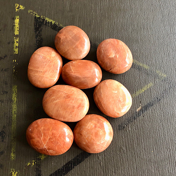 maansteen zaksteen klein perzik roze mineralen labradoriet zonnesteen