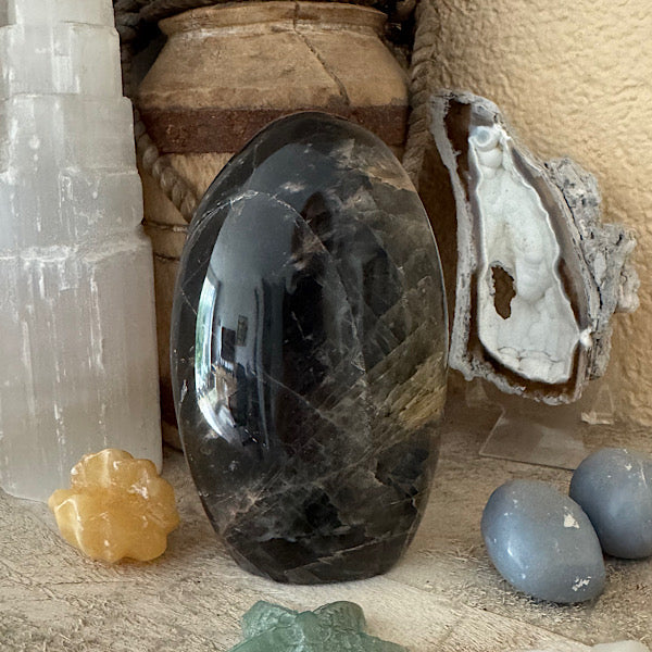 maansteen zwart gepolijst sculptuur