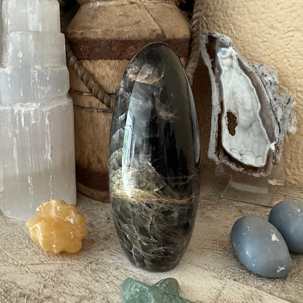 maansteen zwart gepolijst sculptuur