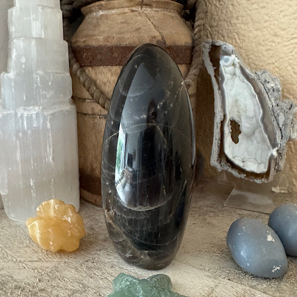 maansteen zwart gepolijst sculptuur