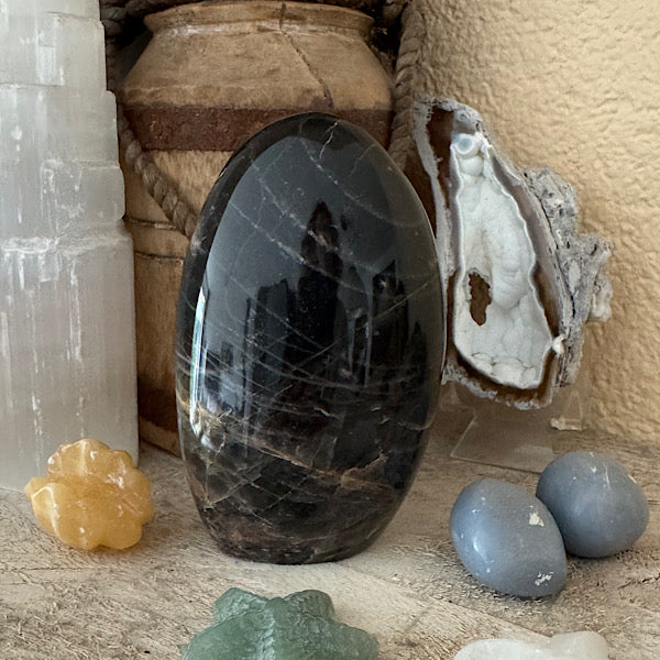 maansteen zwart gepolijst sculptuur