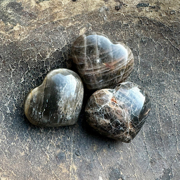 maansteen zwart hartje gepolijst edelstenenmineralenwinkel.nl