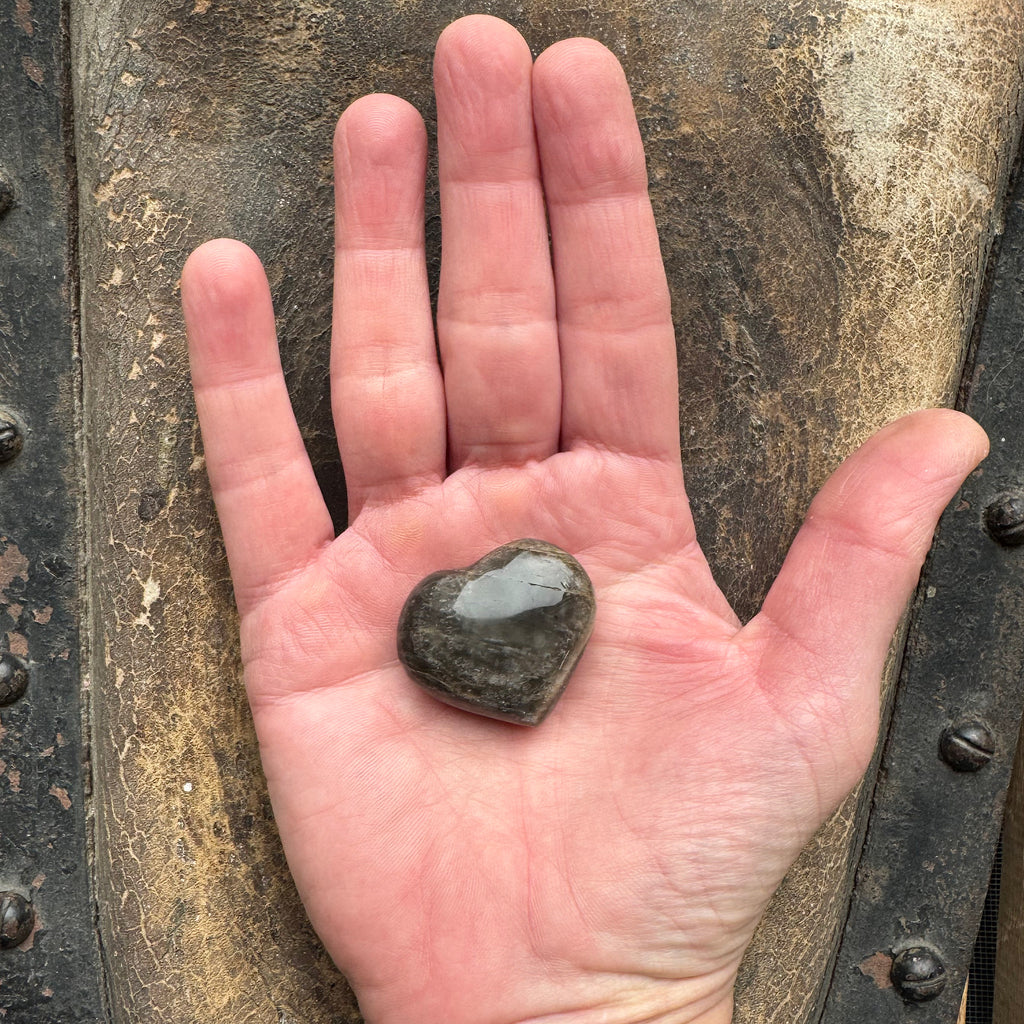 in de hand een maansteen zwart klein hart