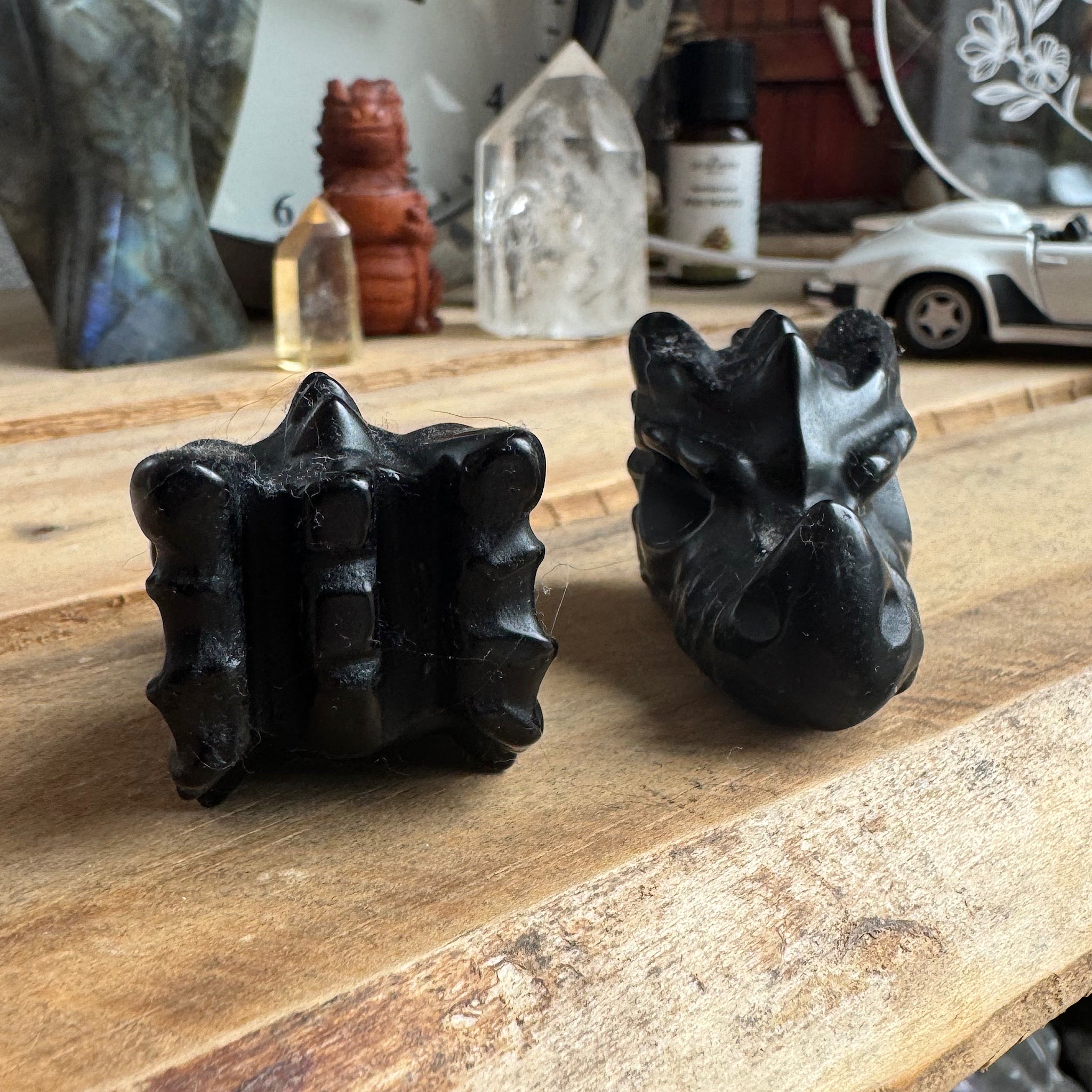 obsidiaan zwart kleine drakenschedel dragon skull voor en achterkant