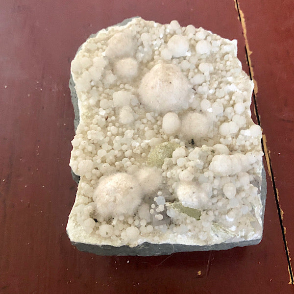 okeniet schatkamer bolletjes naaldjes kristallen wit grijs