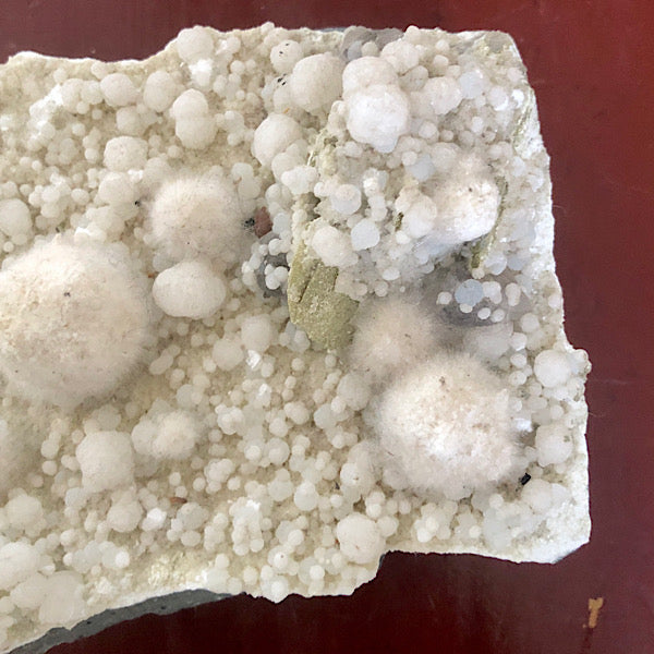 okeniet schatkamer bolletjes naaldjes kristallen wit grijs