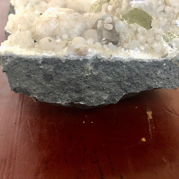 okeniet schatkamer bolletjes naaldjes kristallen wit grijs