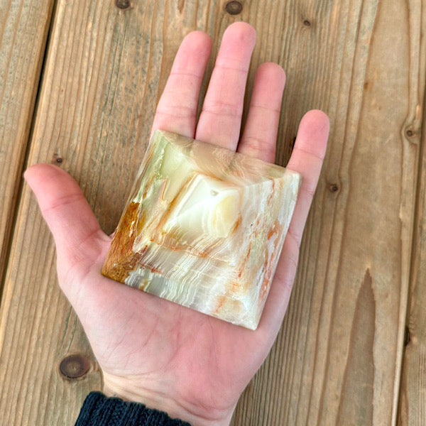 onyx aragoniet calciet marmer nr2 gepolijst piramide edelstenen mineralen winkel