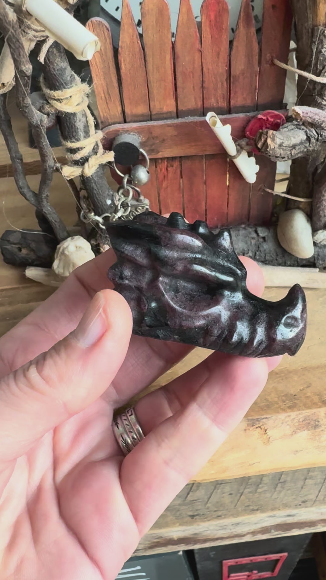 een video van een zwart paarse drakenschedel van granaat in biotiet 