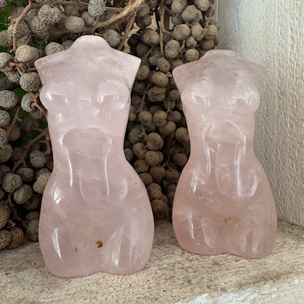 rozekwarts rozenkwarts body vrouw gepolijst Torso Gepolijst edestenenmineralenwinkel.nl