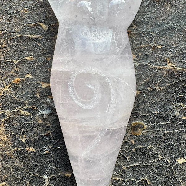 rozekwarts rozenkwarts godin gaia moeder aarde gepolijst sieraad beeldje