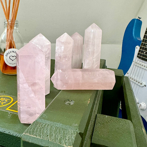 rozekwarts rozenkwarts obelisk gepoljst edelstenen mineralen winkel