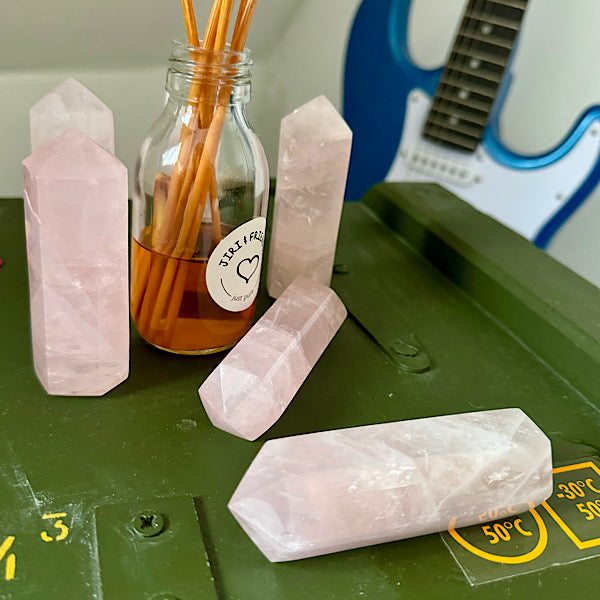 rozekwarts rozenkwarts obelisk gepoljst edelstenen mineralen winkel