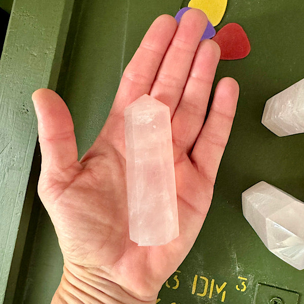 rozekwarts rozenkwarts obelisk gepoljst edelstenen mineralen winkel