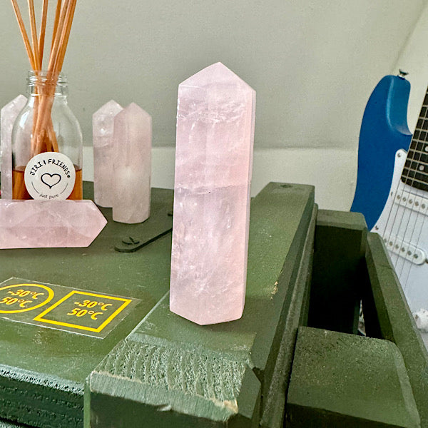 rozekwarts rozenkwarts obelisk gepoljst edelstenen mineralen winkel