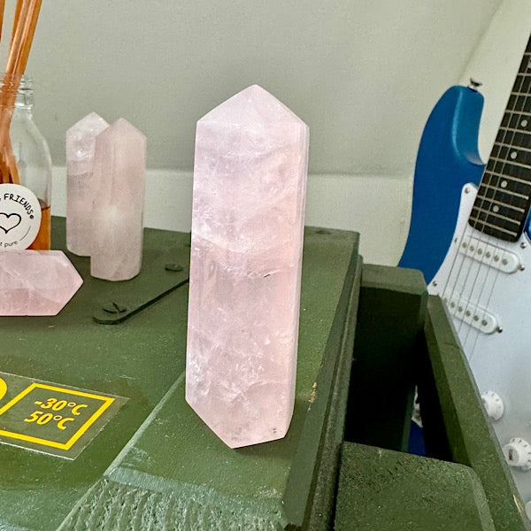 rozekwarts rozenkwarts obelisk gepoljst edelstenen mineralen winkel