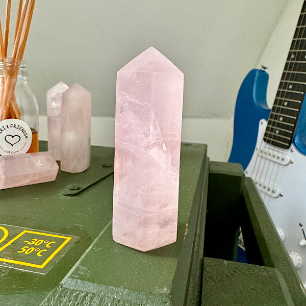rozekwarts rozenkwarts obelisk gepoljst edelstenen mineralen winkel