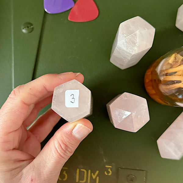 rozekwarts rozenkwarts obelisk gepoljst edelstenen mineralen winkel