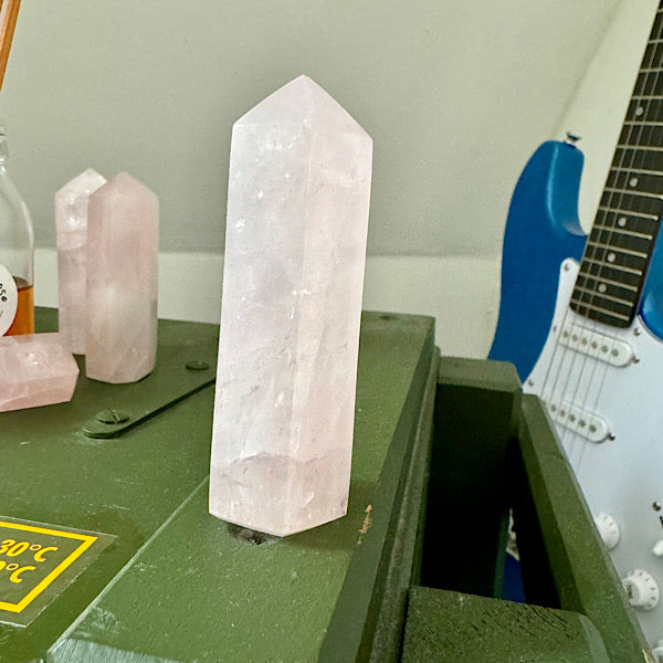 rozekwarts rozenkwarts obelisk gepoljst edelstenen mineralen winkel