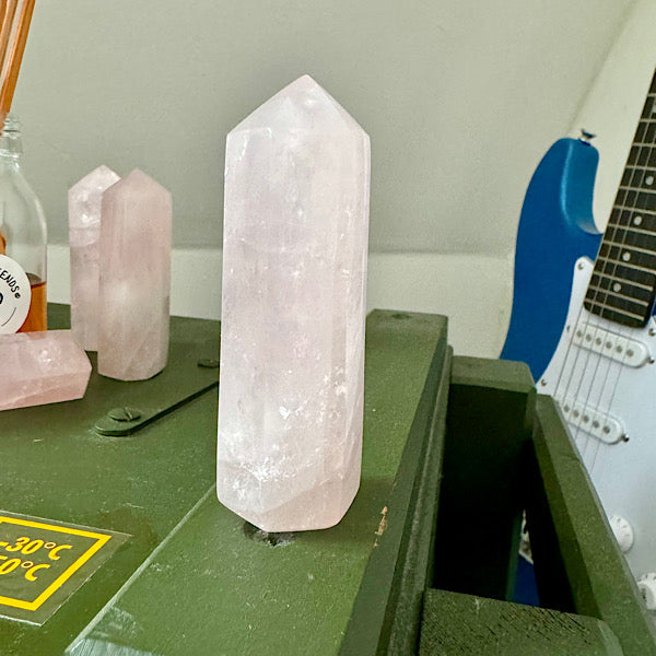 rozekwarts rozenkwarts obelisk gepoljst edelstenen mineralen winkel
