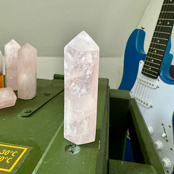 rozekwarts rozenkwarts obelisk gepoljst edelstenen mineralen winkel