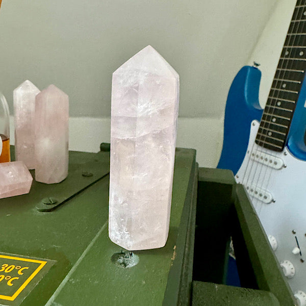 rozekwarts rozenkwarts obelisk gepoljst edelstenen mineralen winkel