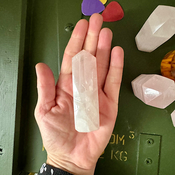 rozekwarts rozenkwarts obelisk gepoljst edelstenen mineralen winkel