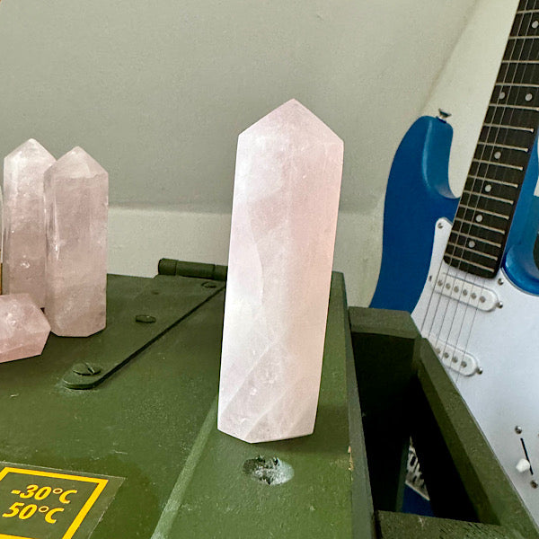 rozekwarts rozenkwarts obelisk gepoljst edelstenen mineralen winkel