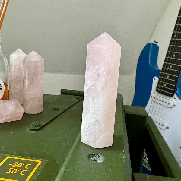 rozekwarts rozenkwarts obelisk gepoljst edelstenen mineralen winkel