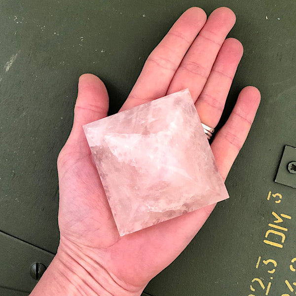 rozenkwarts piramide 6,5 cm gepolijst mineralen kristallen