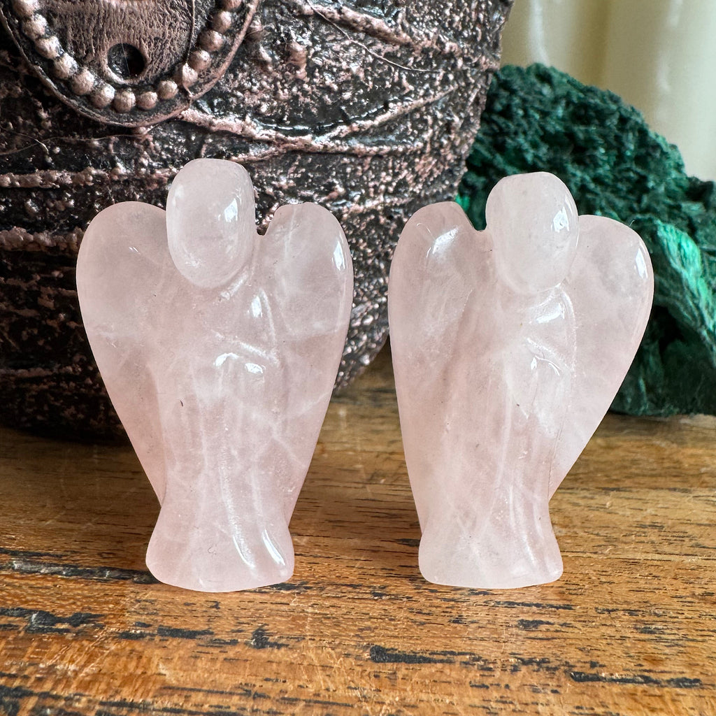 twee roze rozekwarts engeltjes gepolijst klein 4 cm hoog 