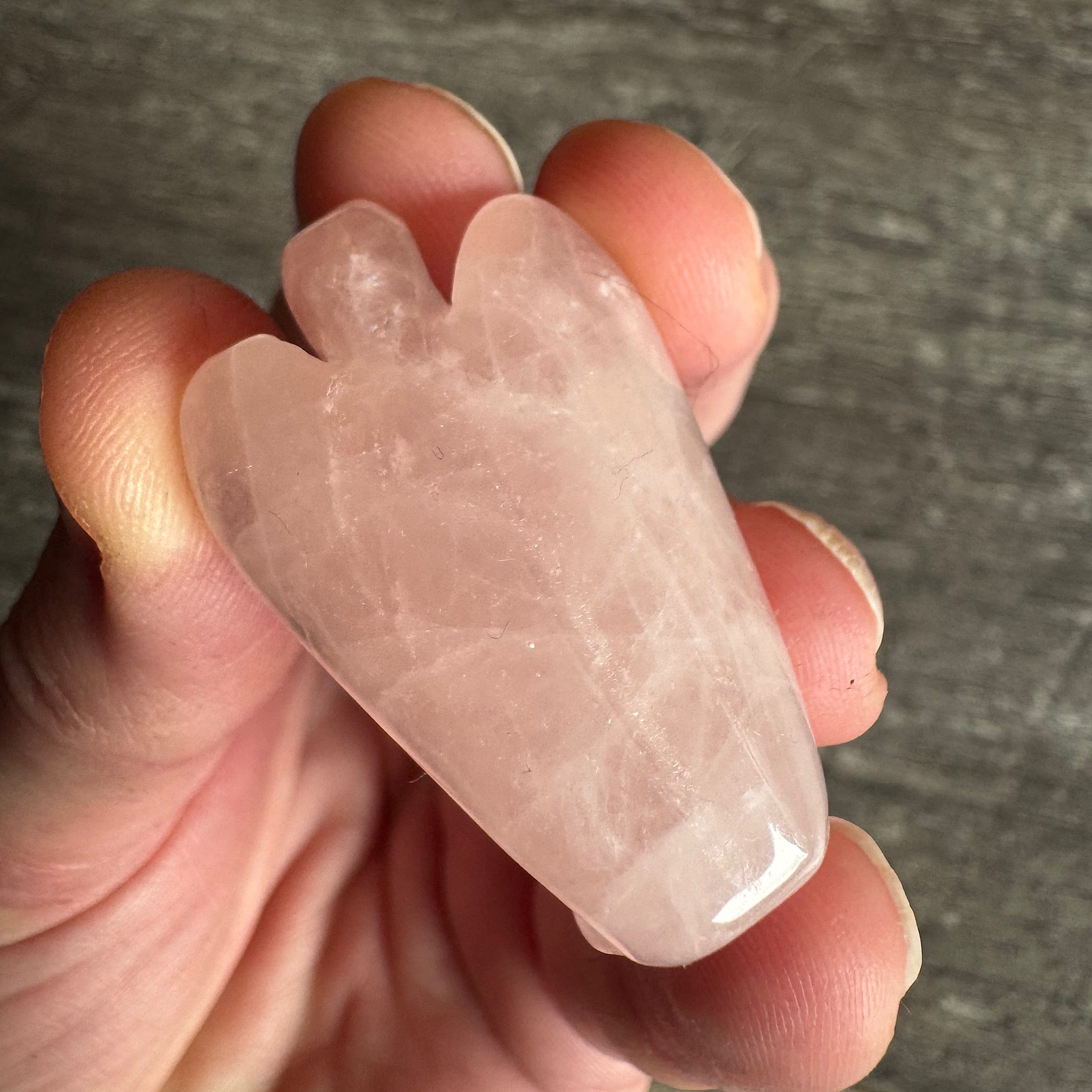  roze rozekwarts engeltj gepolijst klein achterkant in de hand