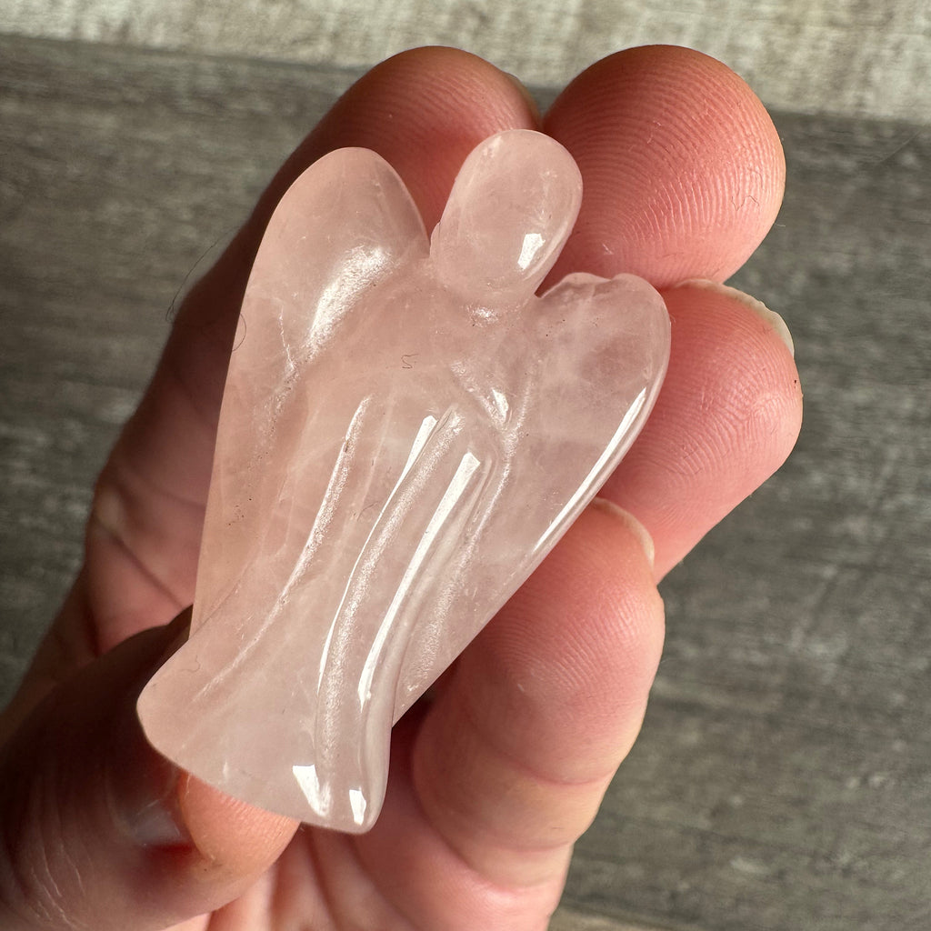  rozekwarts engel gepolijst klein 4 cm hoog voorkant in de hand