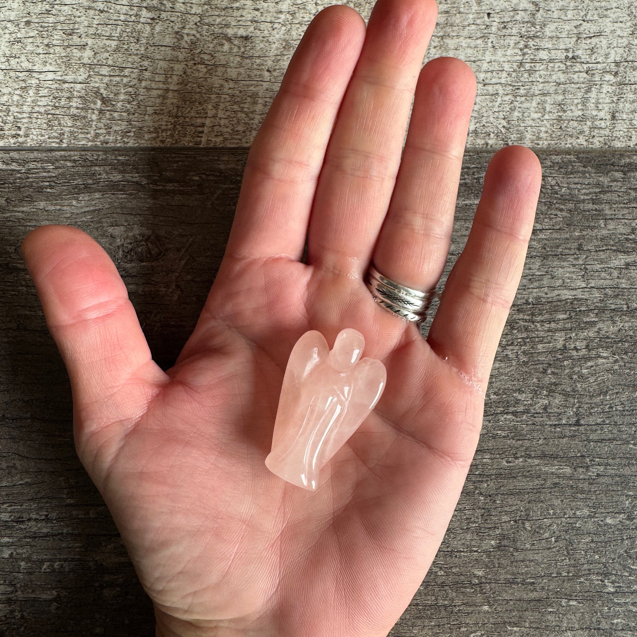  roze rozekwarts engeltje klein 4 cm hoog in de hand 