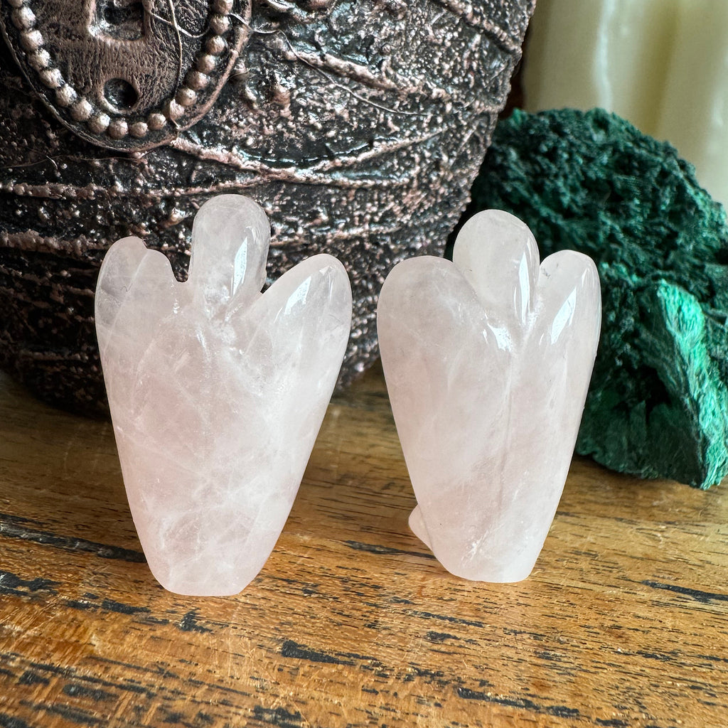 twee roze rozekwarts engeltjes gepolijst klein 4 cm hoog achterkant