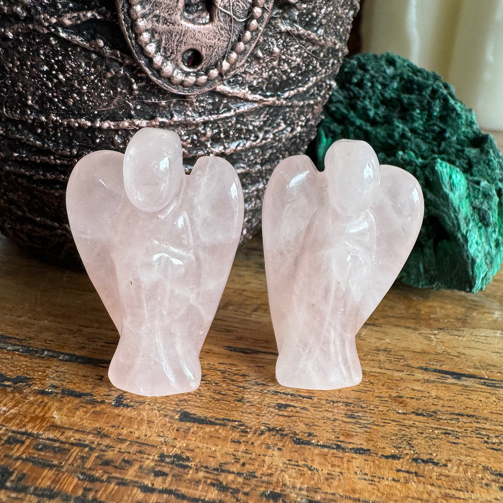 twee rozekwarts engeltjes gepolijst roze kleur 4 cm hoog schuin van elkaar af gezet
