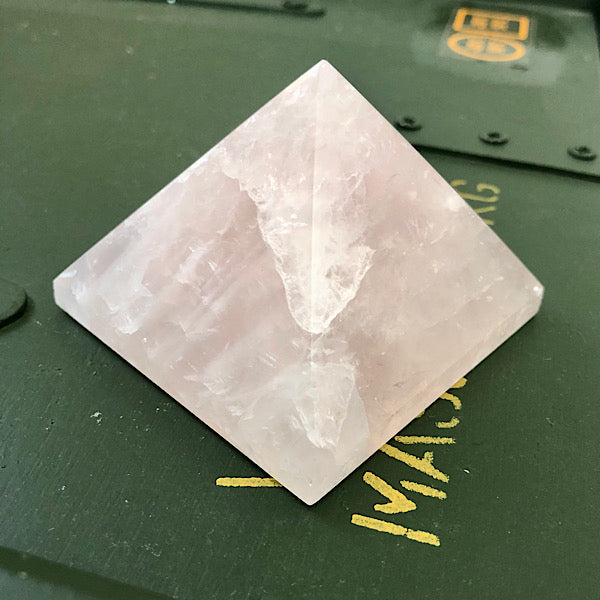 rozenkwarts piramide 6,5 cm gepolijst mineralen kristallen