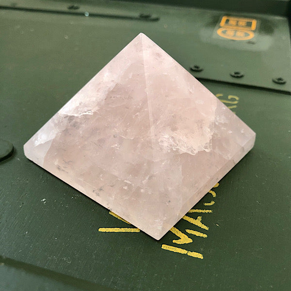 rozenkwarts piramide 6,5 cm gepolijst mineralen kristallen