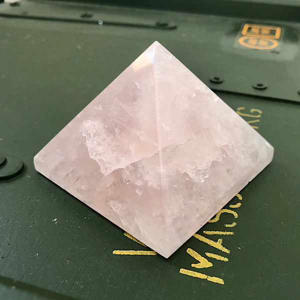 rozenkwarts piramide 6,5 cm gepolijst mineralen kristallen