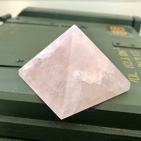 rozenkwarts piramide 6,5 cm gepolijst mineralen kristallen