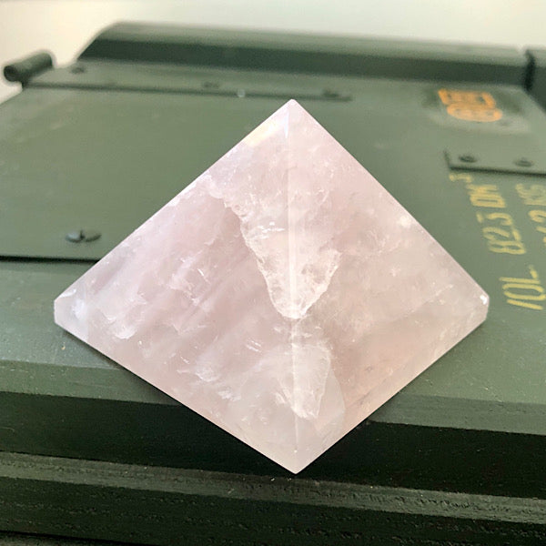 rozenkwarts piramide 6,5 cm gepolijst mineralen kristallen