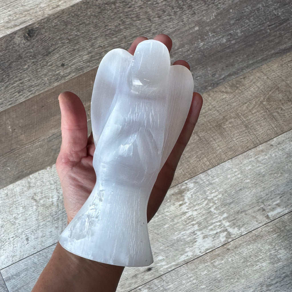 seleniet engel 16 cm groot wordt vastgehouden in de hand