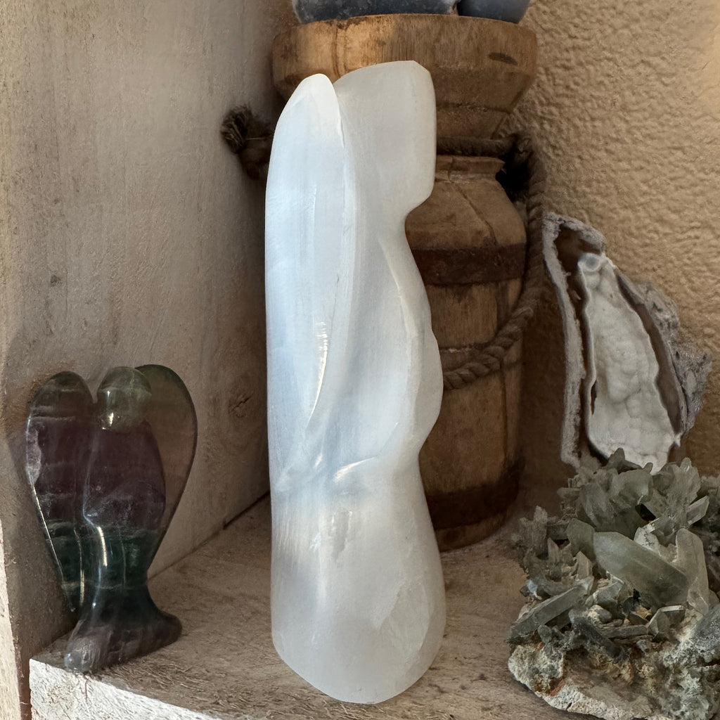 zijkant van de satijnspaat seleniet engel van 16 cm hoog
