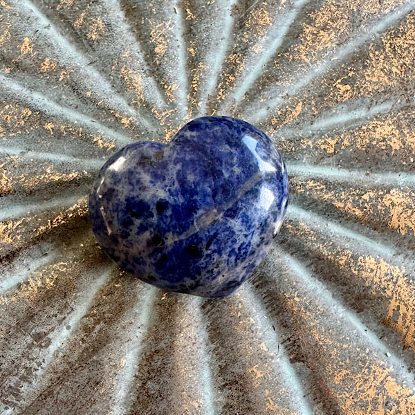 sodaliet hart klein gepolijst A blauwe kristallen